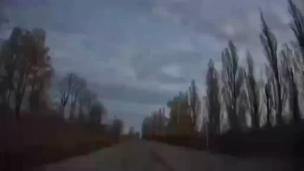 Der ukrainische Soldat leitete sein Fahrzeug im letzten Moment von der russischen FPV ab, der Region Donezk [April 2025]