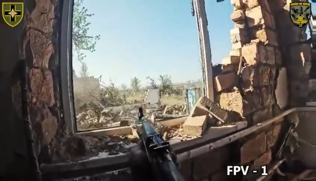 Ukrainische Soldaten des Flugabwehrbataillons der 28. mechanisierten Brigade schossen mehrere russische Munition ab, darunter 7 FPVs, 2 Privet-82s, 2 Lancets und 1 Molniya mit Kleinwaffenfeuer. Toretsk -Richtung (veröffentlicht am 7. Mai 2025)