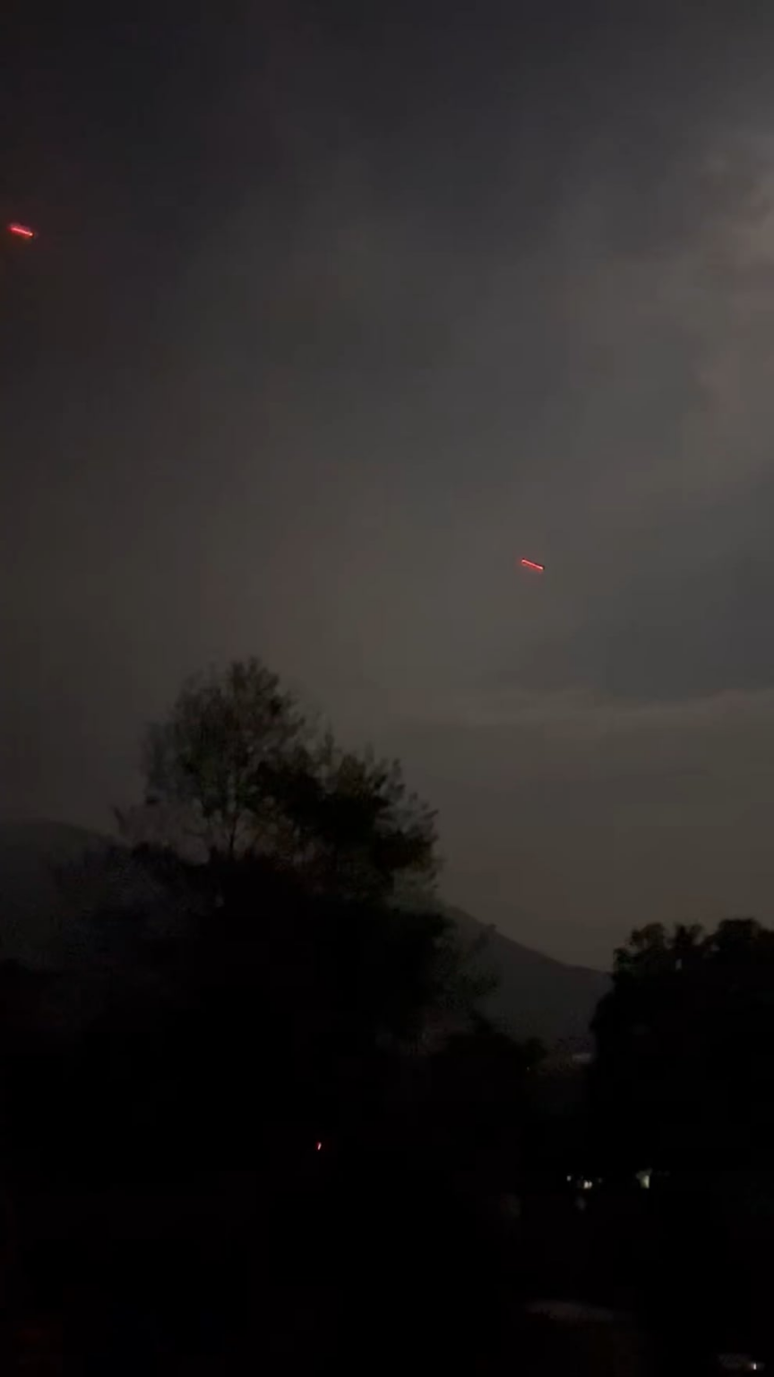 Pakistan verstößt gegen den Waffenstillstand, indem er auf der ganzen LOC und IB Drohnenangriffe startet. Filmmaterial von indischen Anzeigensystemen, die Drohnen über Srinagar, Kaschmir, Indien einbeziehen