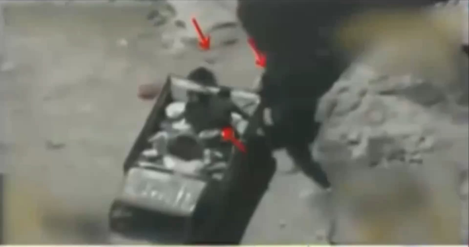 Die saudische Luftwaffe bombardierte einen Berg, der Waffen in einer fortgeschrittenen Position auf der Vorderseite und ein Fahrzeug und Houthis während eines Versorgungslaufs im Jemen - Saada - bombardierte.