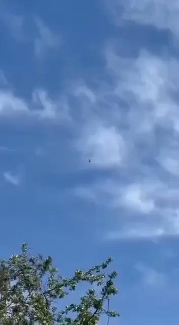 Bodenaufnahmen eines ukrainischen Hubschraubers, der heute einen iranischen / russischen "Shahed" -E -UAV abgeschossen hat.