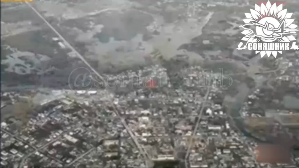 Ein Flugzeug der ukrainischen Streitkräfte führte einen Luftangriff mit geführten amerikanischen GBU-39-Bomben in einer Fähre in der Stadt Sudzha, Distrikt Sudzhansky, Region Kursk, aus. Mai 2025.