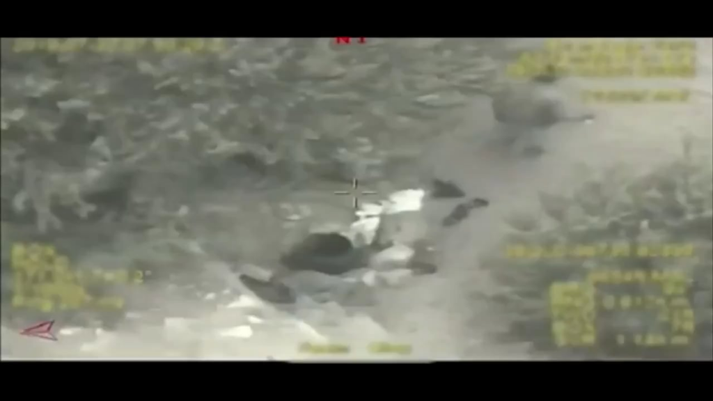 Saudi Air Force Bombs Houthis Fahrzeug und Position im Jemen/Saada