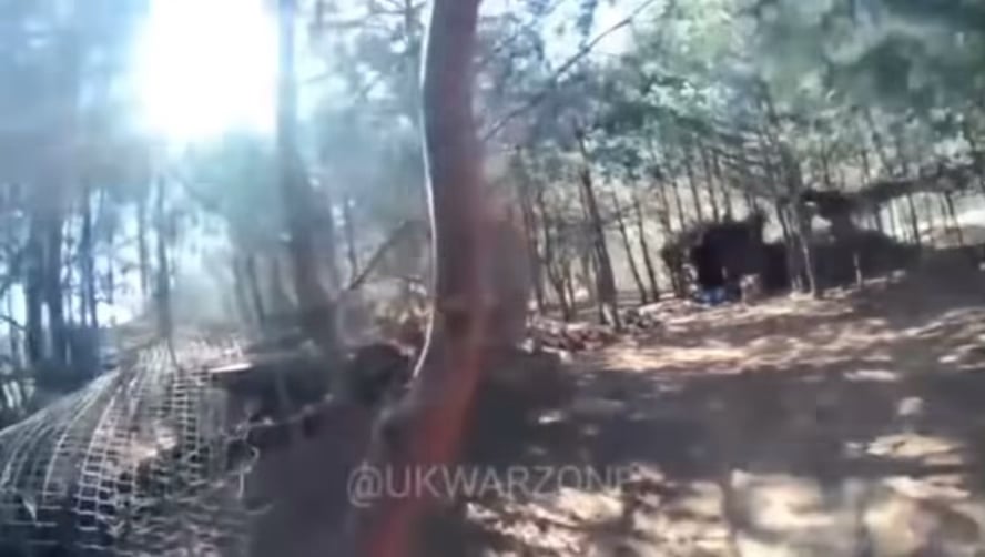 Der ukrainische Soldat nimmt mit seiner Doppelfass -Schrotflinte eine russische Drohne heraus. Unbekannter Ort.