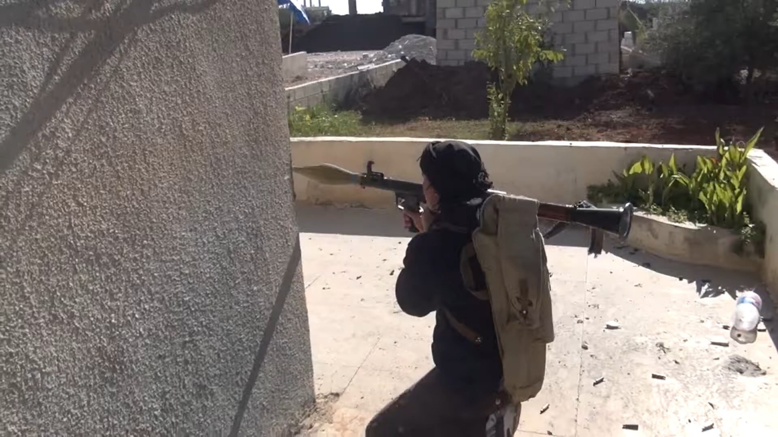 Das Kameramann des FSA-Anti-Tank-Teams riskiert alles, um eine syrische Armee T-72-29.11.2012 zu filmen