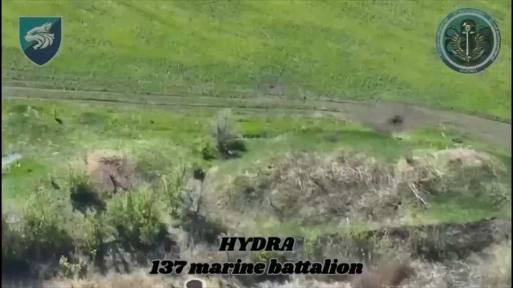Ein russischer Soldat ruhte sich gegen einen Baum und wurde von der FPV -Drohne aus dem 137. Marine -Bataillon getroffen. Er flog 9 Meter in ein Flussbett. (Soundeffekte und Musik von Sourcs)