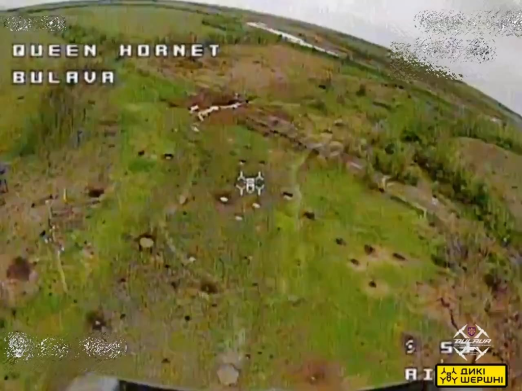 Ein ukrainisches FPV Quad verwendet während eines Strafing -Laufs einen angeschlossenen Granatwerfer, um einen russischen Soldaten und ihre Position zu zielen.