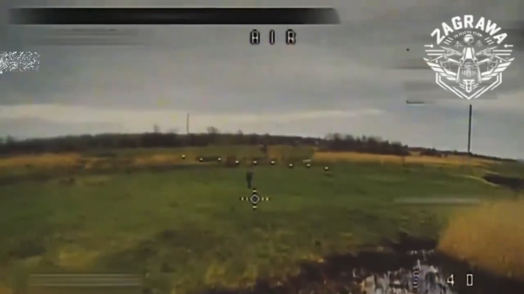 Ein ukrainischer FPV -FPV und ein verwundetes russisches Russian wandert durch ein Feld aus und weicht von den Soliders -provisorischen Stockwerken aus.