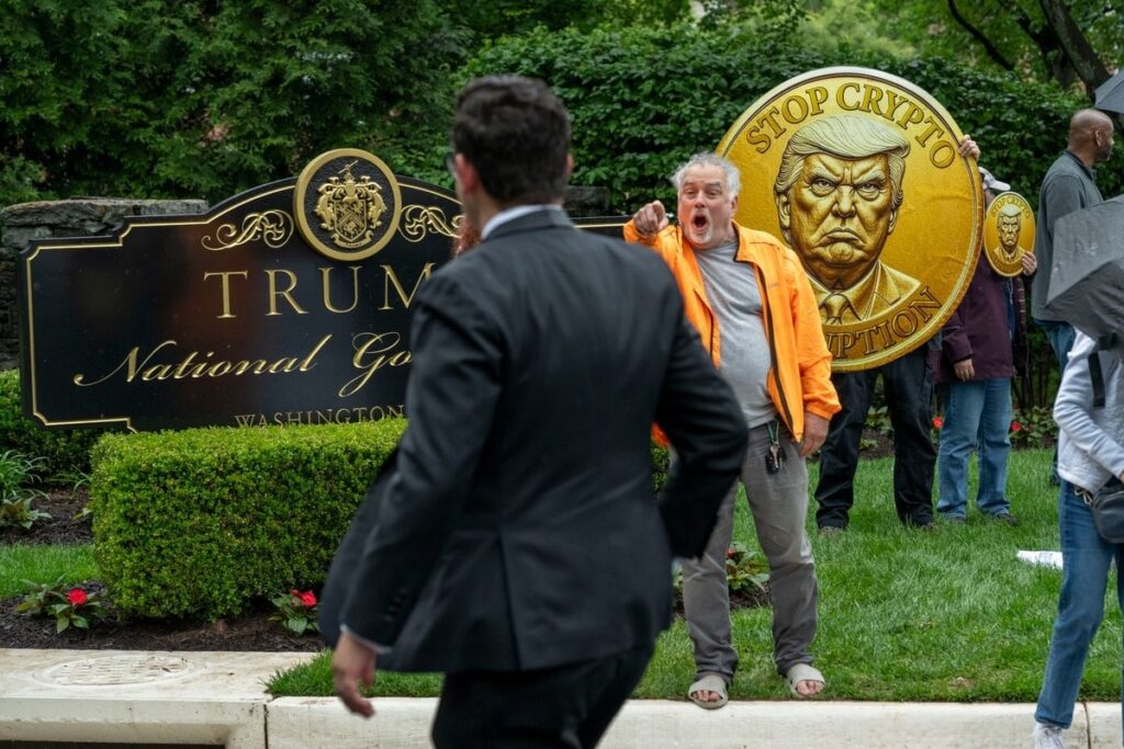 »Amerika steht nicht zum Verkauf: 'Demonstranten Mob Trump Golf Course Gäste vor dem exklusiven Krypto -Abendessen