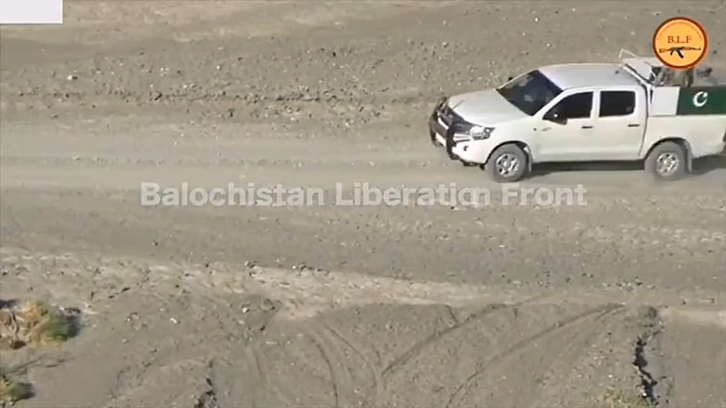 Undatierte Filmmaterialien, die von der Belutschbefreiungsfront veröffentlicht wurden, überfallen irgendwo in Belutschistan ein pakistanisches Militärfahrzeug.