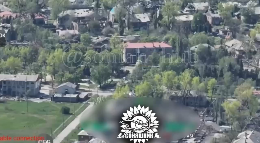 Die ukrainischen Streitkräfte führten mithilfe von JDAM mit russischen Drohnenbetreibern und Offizieren in der Stadt Novohrodivka ein Haus mit russischen Drohnenbetreibern und Offizieren von SU-27 durch. Mai 2025, Region Donezk.