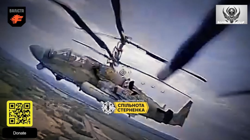 Der russische Ka-52-Hubschrauber hat von einer ukrainischen FPV-Drohne der SSO-Einheit "Bombus Group" gejagt und angegriffen. Mai 2025, Kursk Region. [Published 16.05.2025]