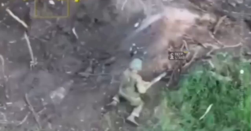Ein russischer Soldat beschließt, ein nicht explodiertes ukrainisches FPV -Quad mit einem Stock zu entschärfen.