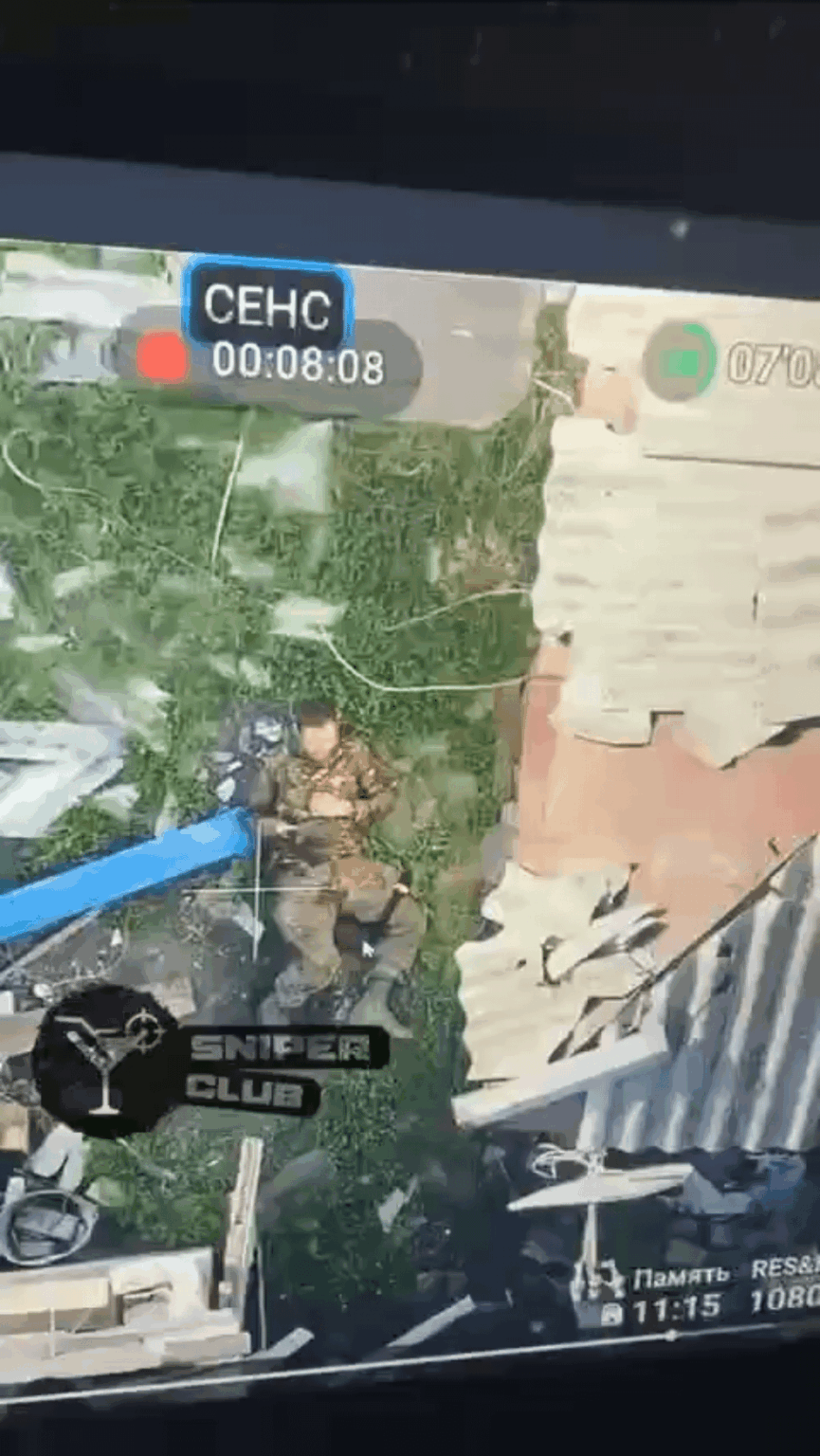 Der ukrainische Soldat beendete den russischen Soldaten nach der engen Brandkampf. Eastern Kharkiv Region, "Sniper Club", Mai 2025 [NSFW, graphic content]