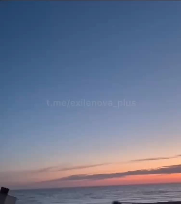 Russische POV, während Soldaten versuchen, die ukrainische Langstrecken-Kamikaze-Drohnen gestern Abend die Krim anzugreifen (Impact 0:58)