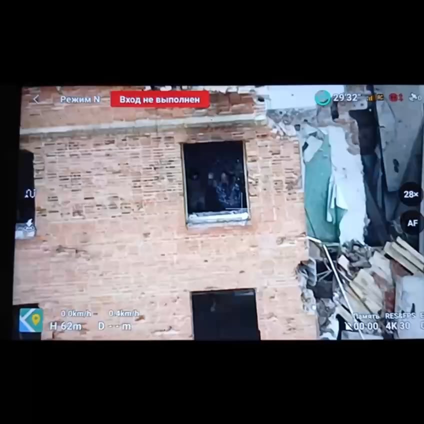 Ein Flugzeug der ukrainischen Streitkräfte führte einen Luftangriff mit geführten französischen AASM -Hammerbomben auf dem Gebiet einer Brennerei mit russischen Soldaten im Dorf Guyevo, Sudzhansky, in Kursk, in Kursk aus. Mai 2025.