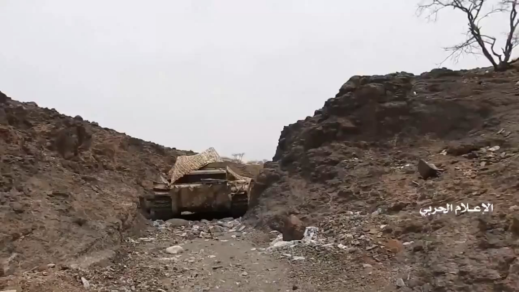 Houthis beschlagnahmte einen jemenitischen Armee -Panzer an der Vorderseite östlich von Sanaa und versuchte ihn zu bewegen, und filmte ihn, als er von der saudischen Luftwaffe zerstört und bombardiert wurde.