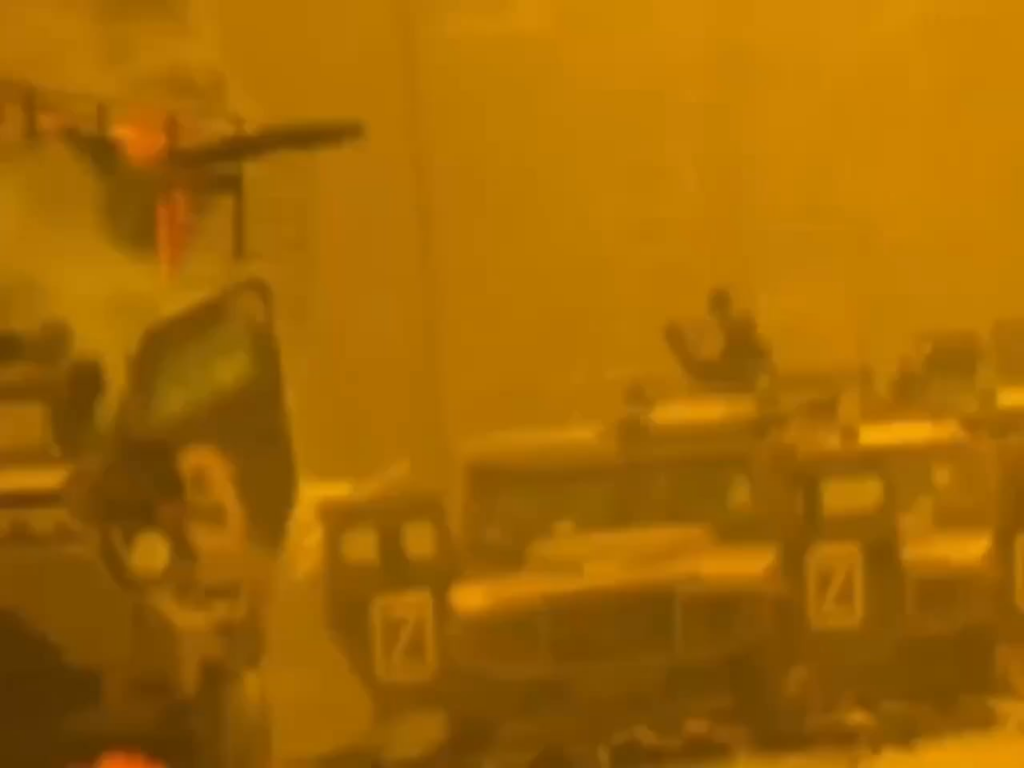 Drohnenmaterial zeigt, wie die "WORMBUSTERS" -Einheit des ukrainischen 414. Streiks UAV Brigade eine russische Sturmgruppe angreift. Donetk Oblast.
