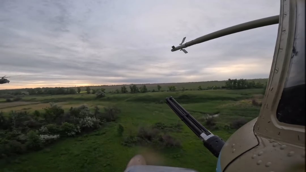 Der ukrainische Kampfhubschrauber unterdrückten einen Bereich feindlicher Konzentrationen. Mai 2025