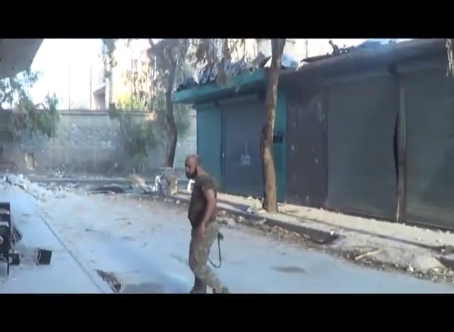 Eingehende Beschuss der syrischen Armee schickt ernsthafte Trümmer, die auf eine Versammlung von FSA -Kämpfer regneten - Aleppo - 04.10.2012