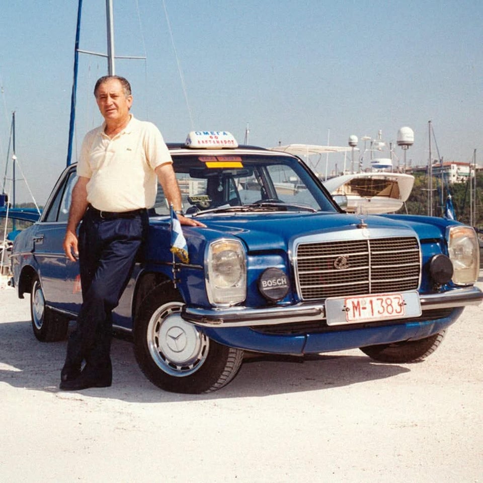 Der Taxifahrer Grigoris Sachinidis und 1976 Mercedes Benz 240d, mit dem er 4,6 Millionen Kilometer reiste