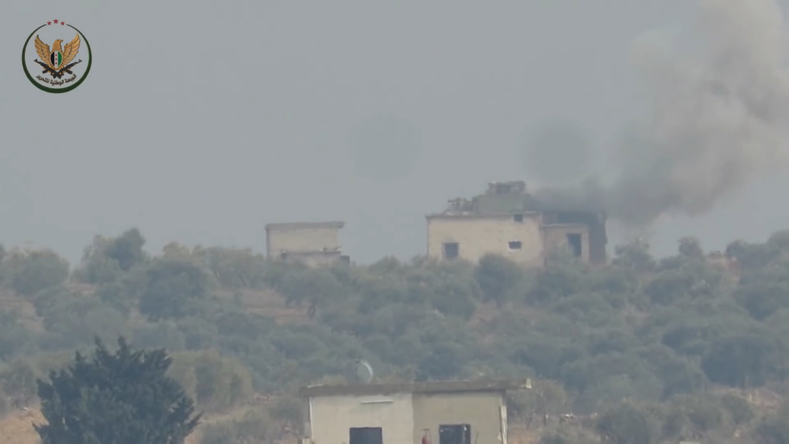 NLF ATGM -Streik auf eine kleine Gruppe syrischer Armeekämpfer, die außerhalb ihres Bunkers auf dem Dach stehen - Al -Tah, Idlib - 2020