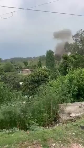 Pakistanische Streiks gaben an, mit Rauch und weiteren Explosionen in der Nähe der Pathankot -Luftbasis zu sein