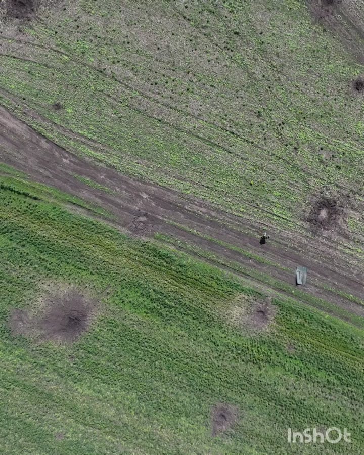 Die ukrainische Drohne -Munition mit dem Spitznamen "Footcrusher" trifft einen russischen Soldaten auf langer Zeit. Mai 2025, Ort unbekannt