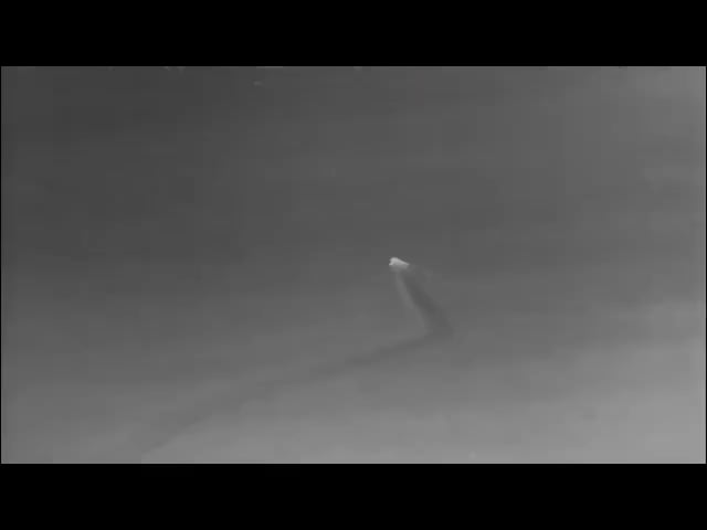 Der heutige nächtliche Angriff der ukrainischen USVs auf einem Bohrgerät im Schwarzen Meer, eines der USVS startet eine Rakete, und der andere USV -FPV -Drohnen startet.