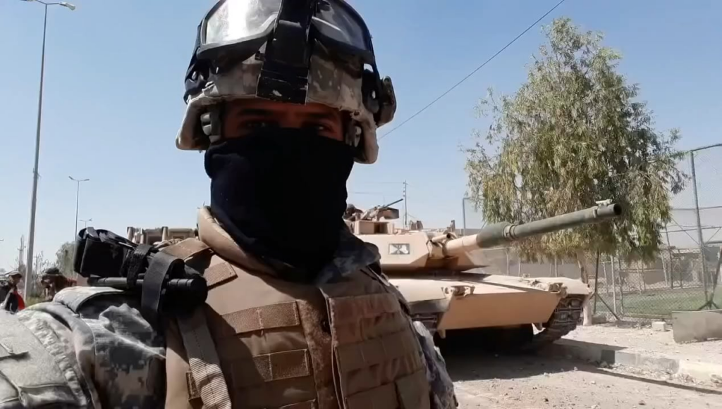 Der irakische Eod fliegt in der Luft, während sie versuchen, die ISED auf das City Gate zu entschärfen. Talafar, 2017
