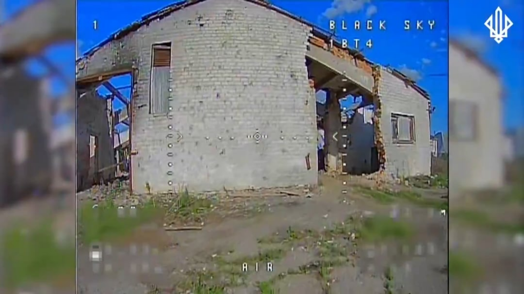 UA Black Sky Drohnenbataillon fand einen russischen Versorgungswagen in einem Gebäude während einer Inspektion mit fiberoptischen FPVs und fährt damit, es zu zerstören