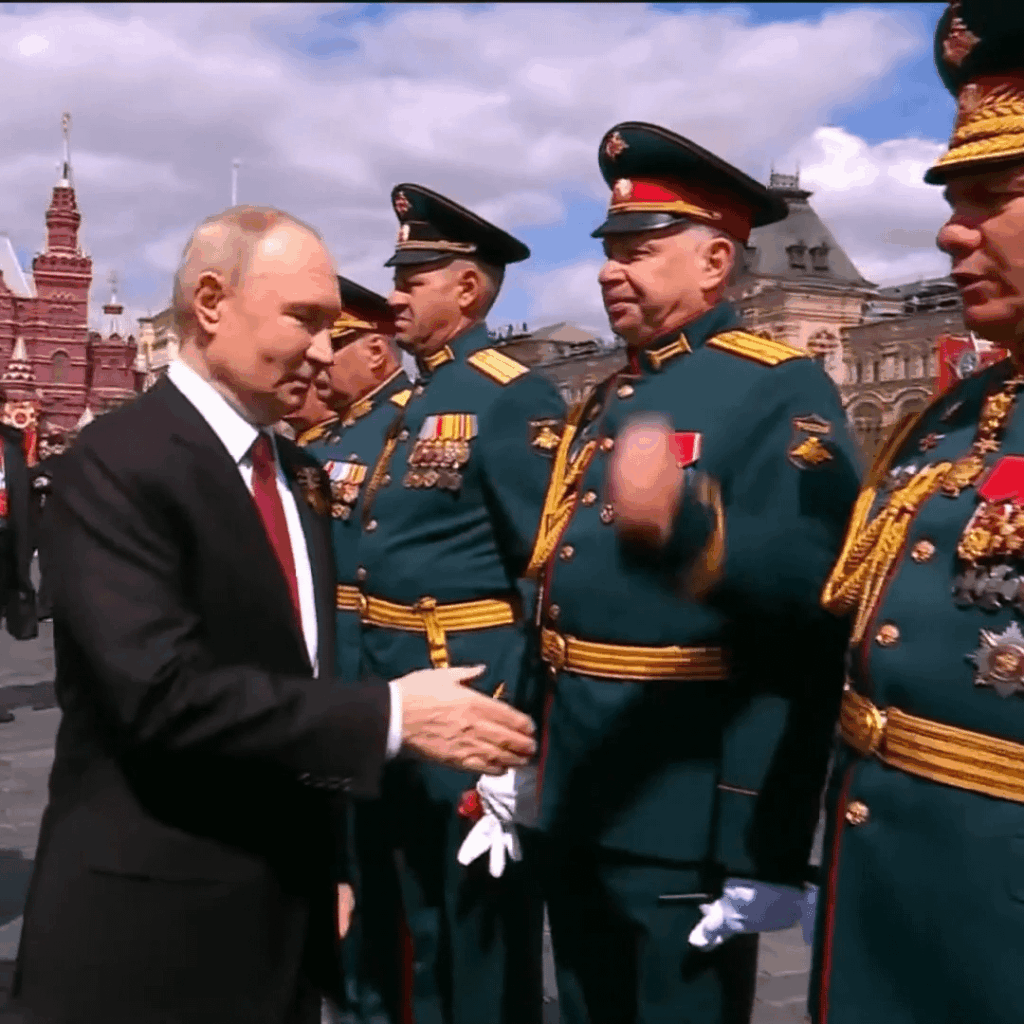 Während Russland ukrainische Städte bomben, schütteln Vučić und Fico am Siegestag den Hand mit Putin und lächeln. Dies ist keine Neutralität – es ist Komplizenschaft. Neben einem Kriegsverbrecher zu stehen bedeutet, gegen Gerechtigkeit zu stehen. Während Russland ukrainische Städte bomben, schütteln Vučić und Fico am Siegestag den Hand mit Putin und lächeln. Dies ist keine Neutralität - es ist Komplizenschaft. Neben einem Kriegsverbrecher zu stehen bedeutet, gegen Gerechtigkeit zu stehen.