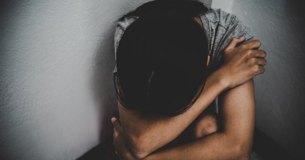 Verhaftete Polizist: Er wird verdächtigt, ein 11-jähriges Mädchen vergewaltigt zu haben