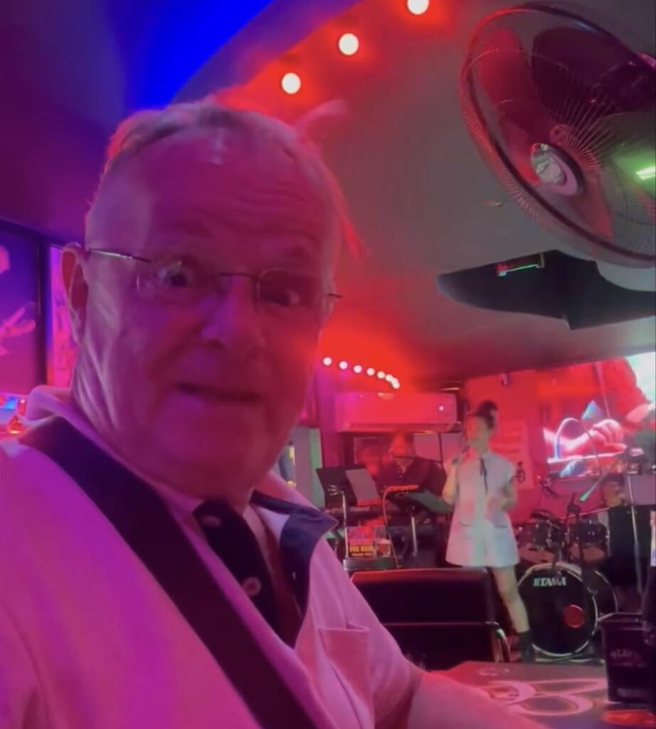 Dänemark !!!! Bist du gut in Karaoke? Ist das der Nachtname, den du singst? Und heute gehen die Leute auf einer Party auf den Straßen Dänemarks aus, um sich zu amüsieren? Sie möchten ein paar Biere haben? Dänemark !!!! Bist du gut in Karaoke? Ist das der Nachtname, den du singst? Und heute gehen die Leute auf einer Party auf den Straßen Dänemarks aus, um sich zu amüsieren? Sie möchten ein paar Biere haben?