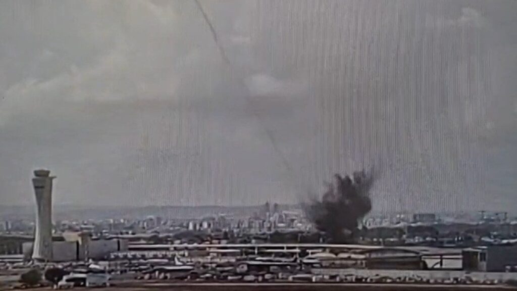 Houthis traf Israel mit ‚Hyperschall -ballistischer Rakete‘ in der Nähe des Flughafens Houthis traf Israel mit 'Hyperschall -ballistischer Rakete' in der Nähe des Flughafens