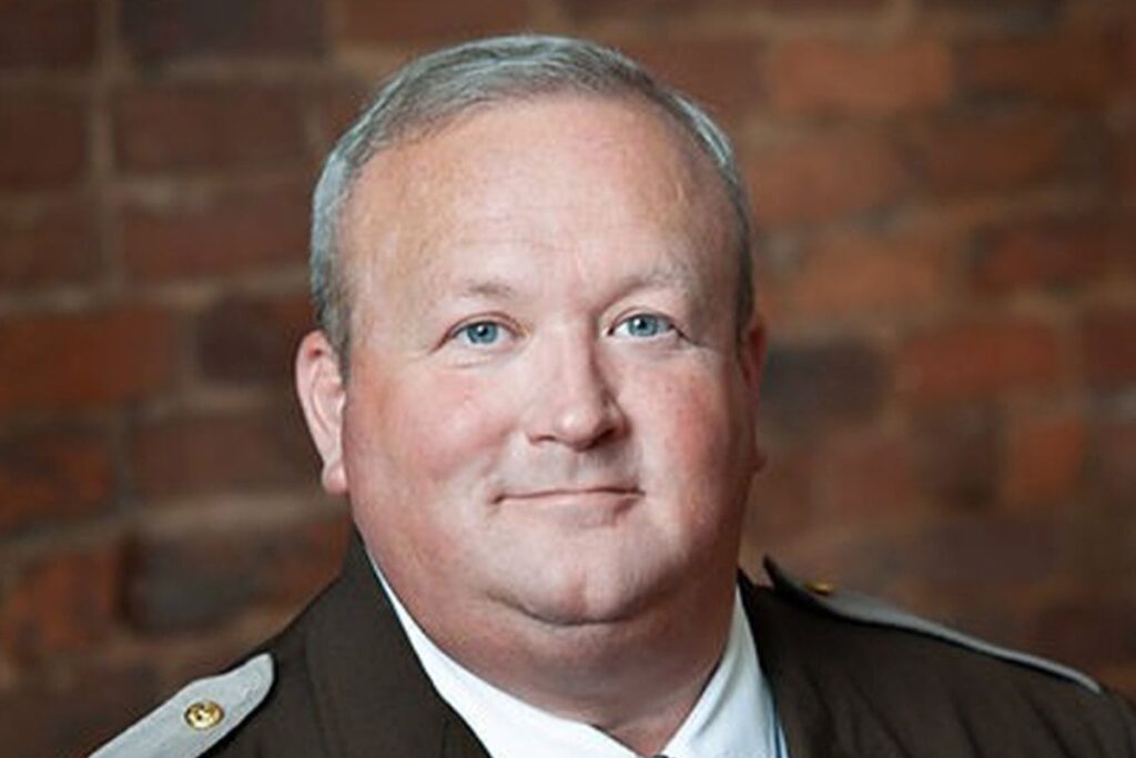 Trump begnadigt Maga Sheriff, der mehr als 75.000 US -Dollar an Bestechungsgeldern einnahm. Präsident hauert ihn als "wundervolle Person"