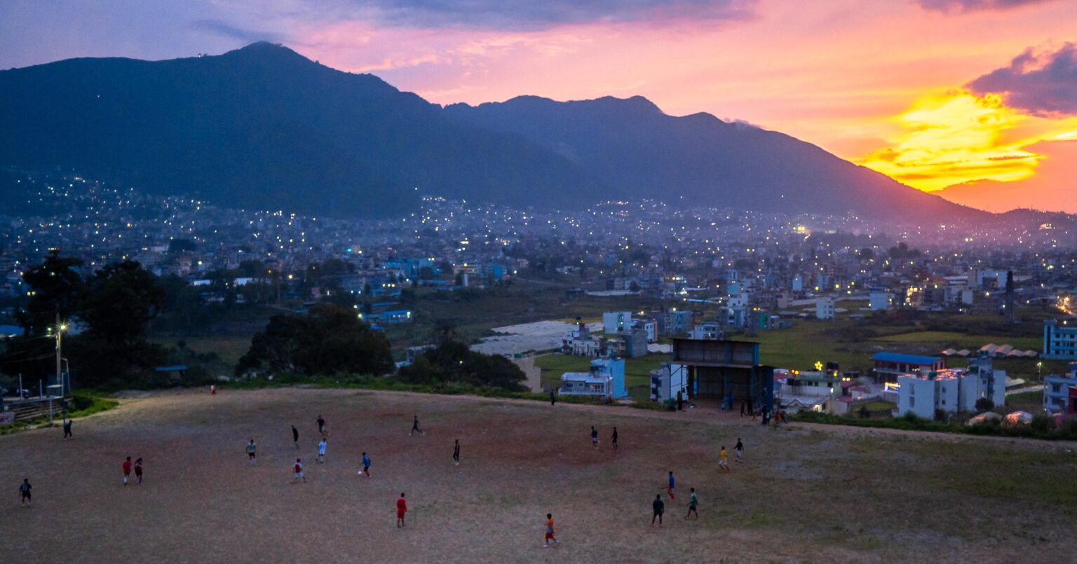 Jungen spielen Fußball im Stadtrand von Kathmandu, Nepal 🇳🇵