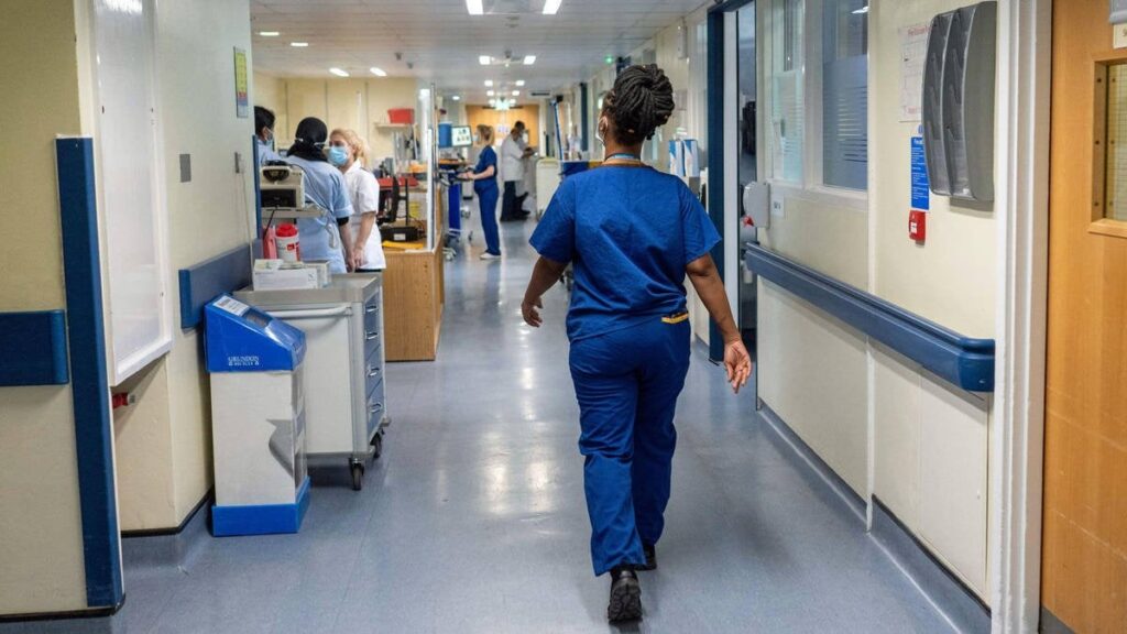 Krankenpfleger "Schlafen in Autos, nutzen Lebensmittelbanken und können es sich nicht leisten, zu leben"