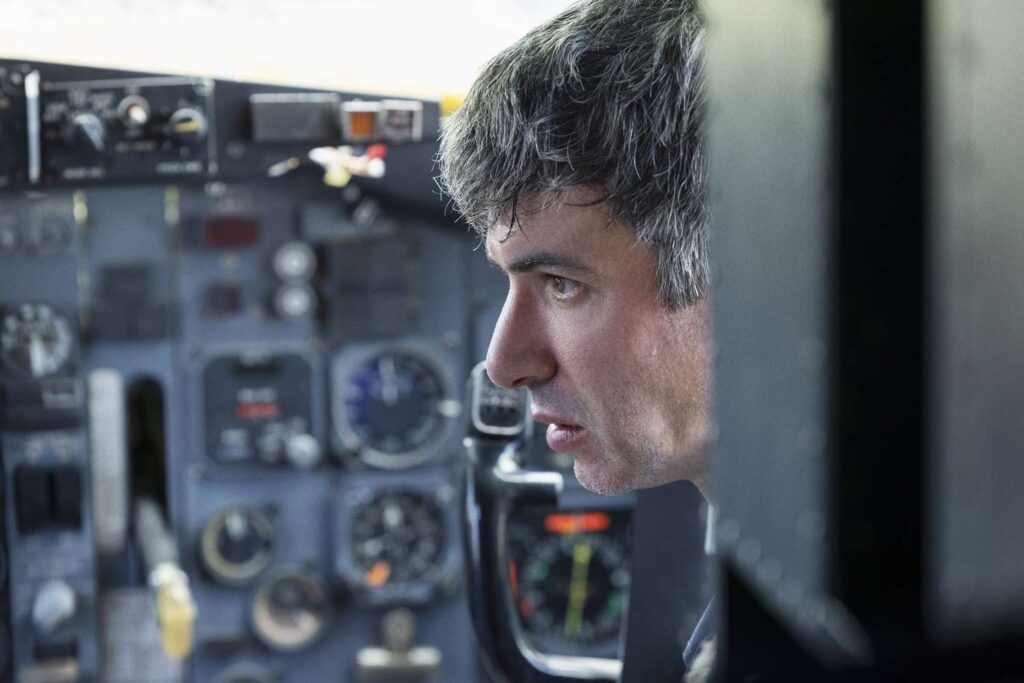 Nathan Fielder Pilots Full Boeing 737 Flugzeug nach Ausnutzung der Lizenzlücke und Ausweichen der Autismusdiagnose
