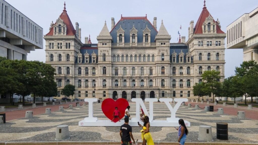 Demokraten gewinnen Senatsrennen des New Yorker Staates im Trump-freundlichen Bezirk