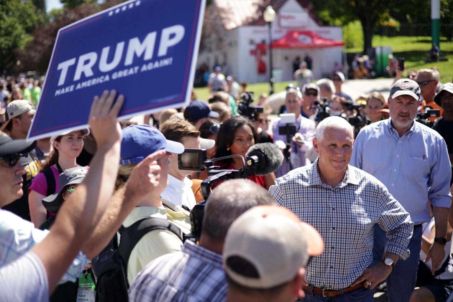 Mike Pence nennt Trump Tarife 'größte Friedenssteuererhöhung' auf Amerikanern