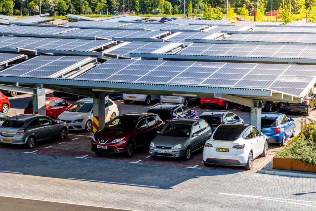 Miliband legt Vorschläge für Solardachendungen über den Parkplätzen entgegen