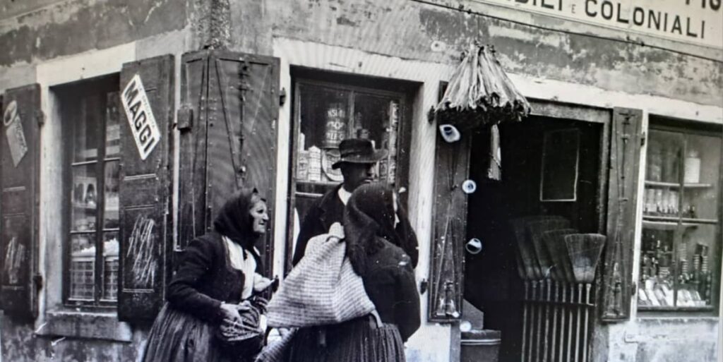 Maggi Mania regierte 1909 in Pula. Der Magic Cube war ein Hit unter den istrischen Hausfrauen, und seine Komposition strikt geheim gehalten Maggi Mania regierte 1909 in Pula. Der Magic Cube war ein Hit unter den istrischen Hausfrauen, und seine Komposition strikt geheim gehalten