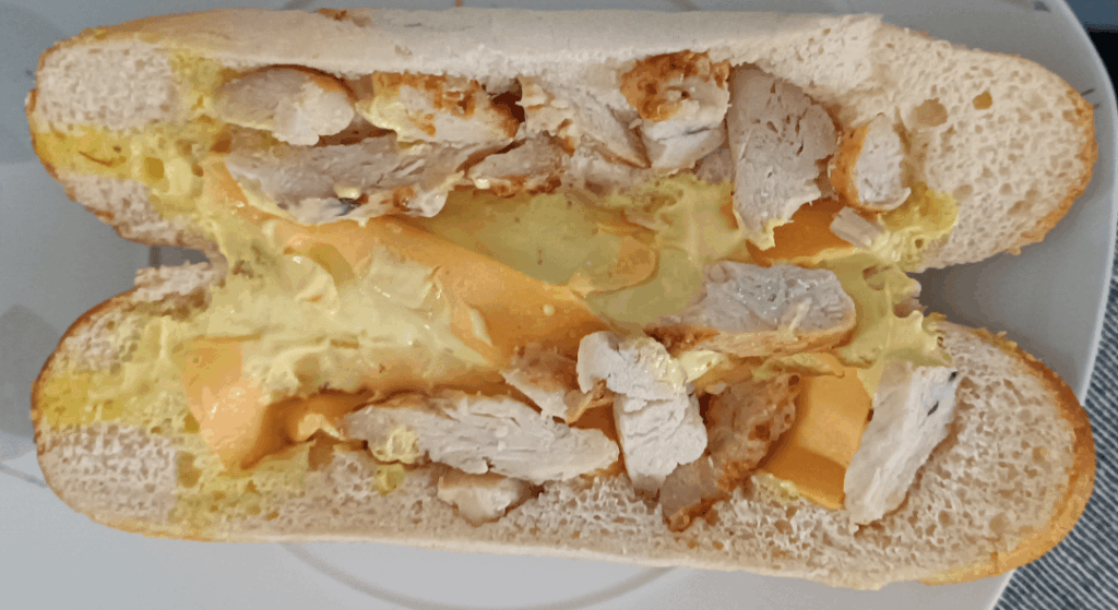 Herzlichen Glückwunsch an alle, die im Stergi -Werk arbeiten und dieses Sandwich gemacht haben. Ich hatte Jahre, um so viel Hühnchen zu sehen!