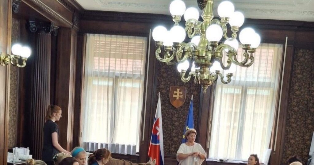 Im Kulturministerium hatte er eine Präsentation eines Schönheitssalons