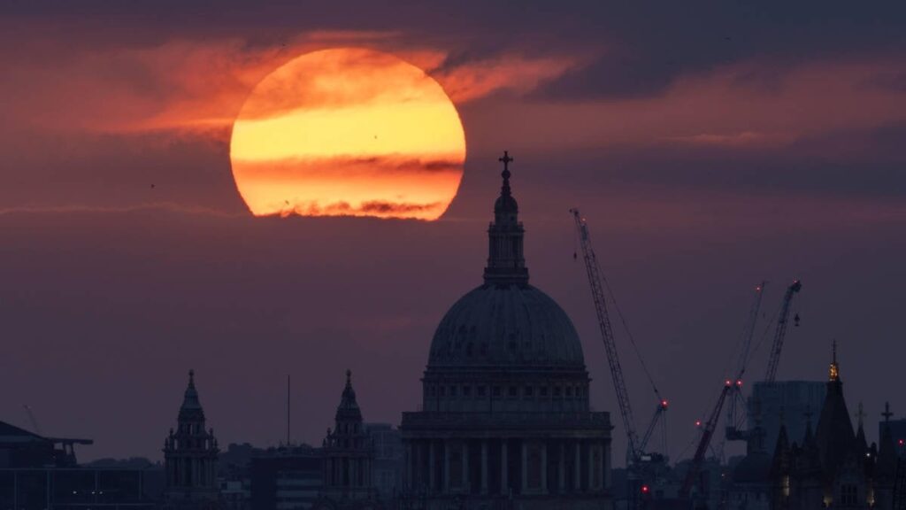 Die britische Wettervorhersage wird "genauer", wenn das Met Office Supercomputer enthüllt, das die Zukunft "simuliert"