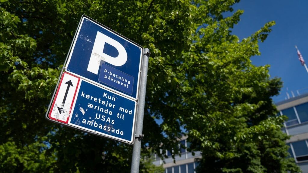 US-Botschaft in der Kehrtwende nach "absolut verrückten" Anforderungen für Kopenhagen [Københavns Kommune må nemlig ikke fremme diversitet og inklusion, hvis kommunen vil modtage betaling for parkeringslicenserne.]