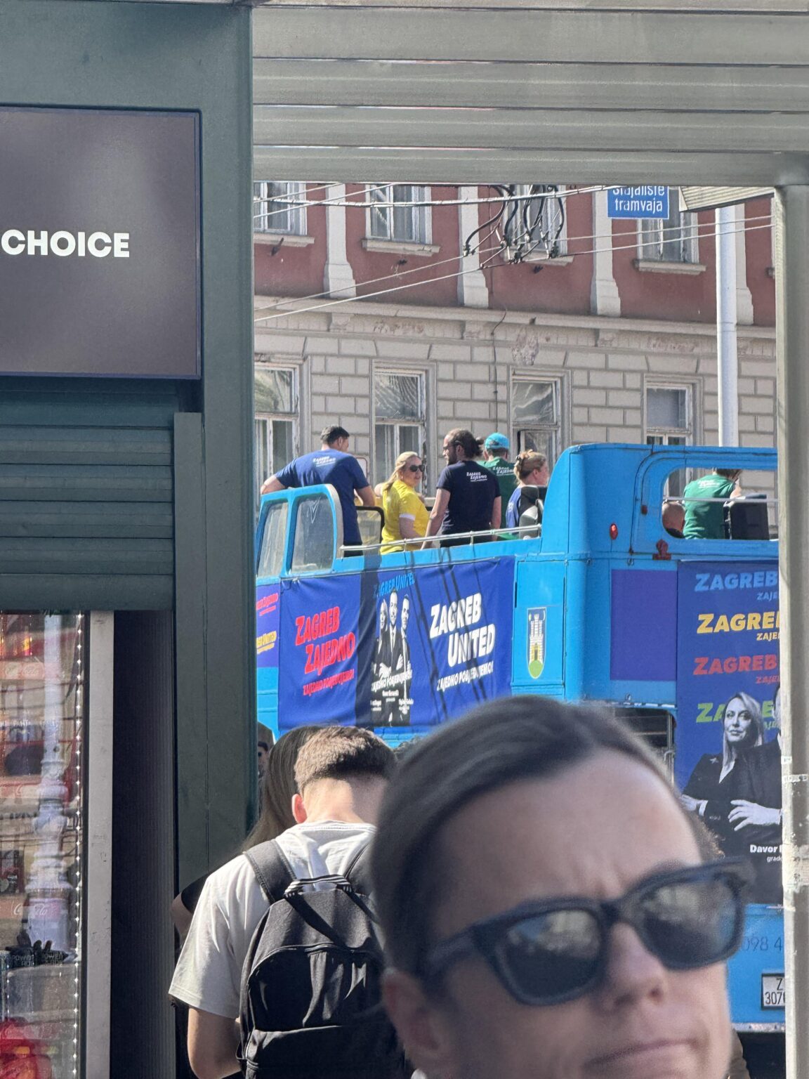 Straßenbahnausfallzeit, ein paar Leute auf dem Platz und Bernardic Bass nun sein Bus hinter sich