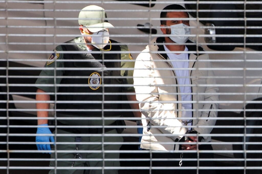 Maskierte Eisagenten tauchen in Gerichtsgebäuden auf. Einwanderergruppen nennen es "flagrant" Verstoß gegen das ordnungsgemäße Verfahren