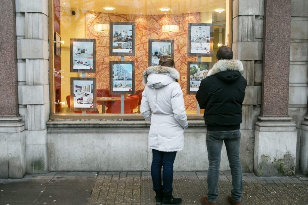 Hypothek vor der Heirat: Über die Hälfte der Londoner priorisieren das Sparen für eine Hauseinzahlung gegenüber einer Hochzeit